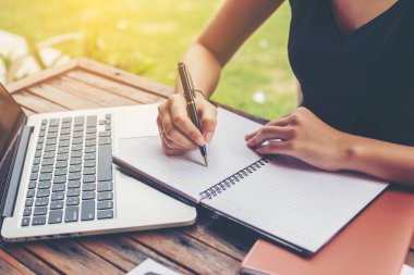 İş ekibi ofiste otururken dizüstü bilgisayarda çalışıyor. İş adamları.