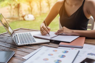 İş ekibi ofiste otururken dizüstü bilgisayarda çalışıyor. İş adamları.