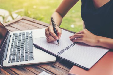 İş ekibi ofiste otururken dizüstü bilgisayarda çalışıyor. İş adamları.