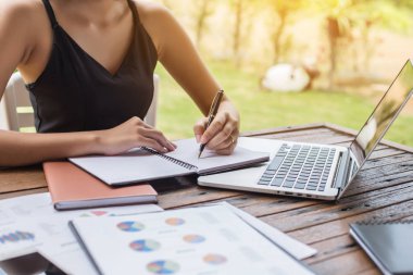 İş ekibi ofiste otururken dizüstü bilgisayarda çalışıyor. İş adamları.