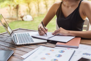 İş ekibi ofiste otururken dizüstü bilgisayarda çalışıyor. İş adamları.