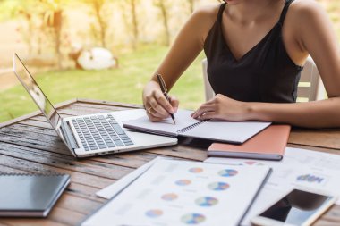 İş ekibi ofiste otururken dizüstü bilgisayarda çalışıyor. İş adamları.