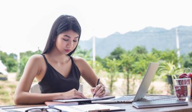 İş ekibi ofiste otururken dizüstü bilgisayarda çalışıyor. İş adamları.