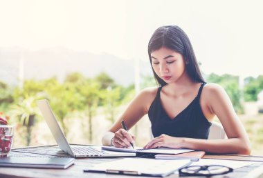 İş ekibi ofiste otururken dizüstü bilgisayarda çalışıyor. İş adamları.