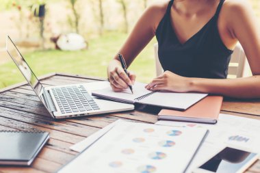 İş ekibi ofiste otururken dizüstü bilgisayarda çalışıyor. İş adamları.