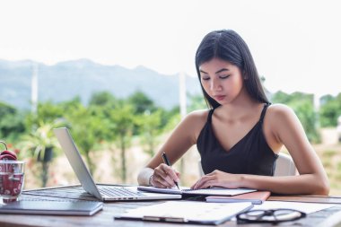 İş ekibi ofiste otururken dizüstü bilgisayarda çalışıyor. İş adamları.