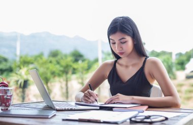 İş ekibi ofiste otururken dizüstü bilgisayarda çalışıyor. İş adamları.