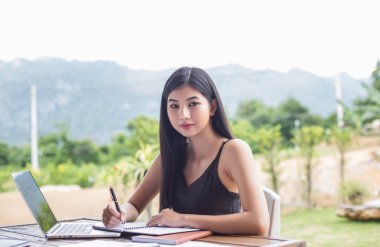 İş ekibi ofiste otururken dizüstü bilgisayarda çalışıyor. İş adamları.