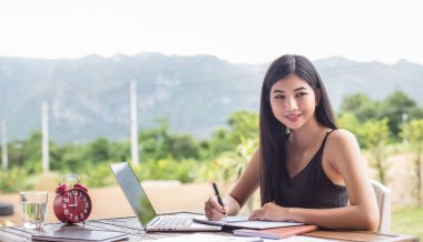 İş ekibi ofiste otururken dizüstü bilgisayarda çalışıyor. İş adamları.