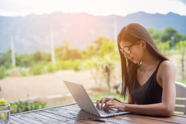İş ekibi ofiste otururken dizüstü bilgisayarda çalışıyor. İş adamları.