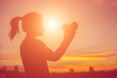 Güneş için eller şekilli.