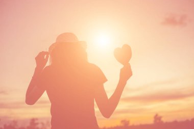 Güneş için eller şekilli.