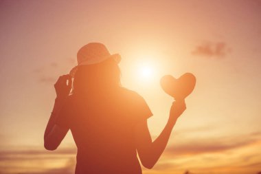 Güneş için eller şekilli.