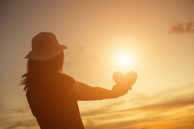 Güneş için eller şekilli.