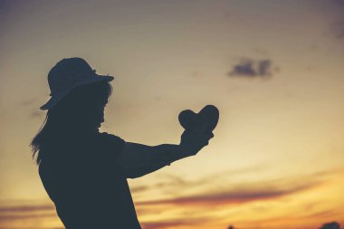 Güneş için eller şekilli.