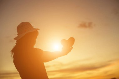 Güneş için eller şekilli.