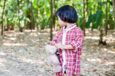 Oyuncak ayı kucaklayan kız