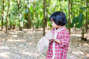 Oyuncak ayı kucaklayan kız