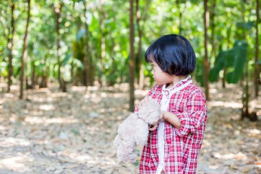 Oyuncak ayı kucaklayan kız