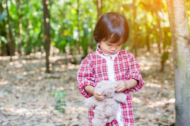 Oyuncak ayı kucaklayan kız