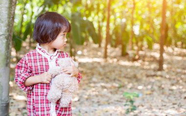 Oyuncak ayı kucaklayan kız