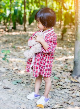 Oyuncak ayı kucaklayan kız