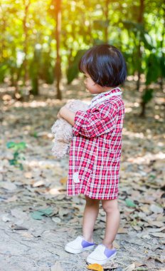 Oyuncak ayı kucaklayan kız