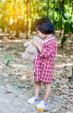 Oyuncak ayı kucaklayan kız
