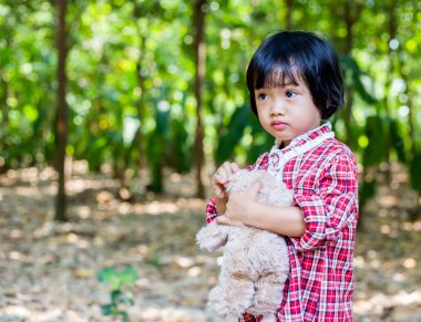 Oyuncak ayı kucaklayan kız
