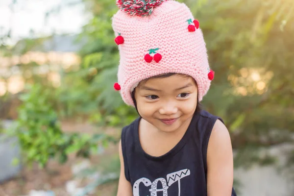 Mor çiçek alan güneş gün arasında duran küçük şirin Asyalı kız. Doğa ile zevk özgürlük.