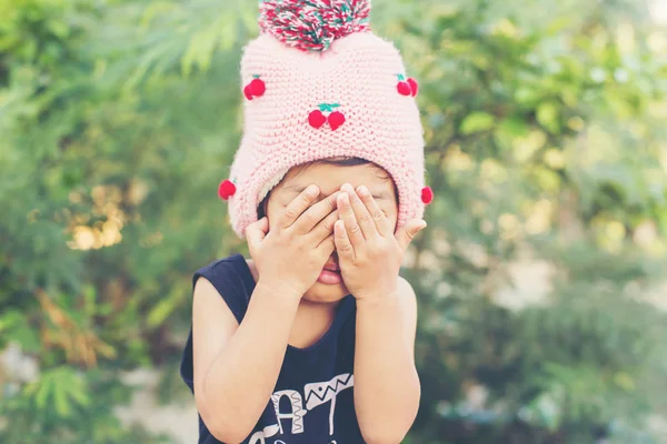 Mor çiçek alan güneş gün arasında duran küçük şirin Asyalı kız. Doğa ile zevk özgürlük.