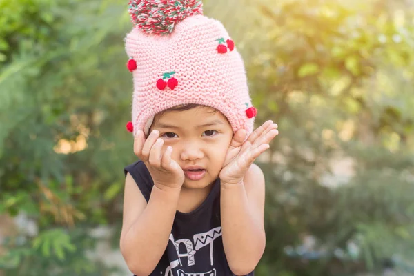 Mor çiçek alan güneş gün arasında duran küçük şirin Asyalı kız. Doğa ile zevk özgürlük.