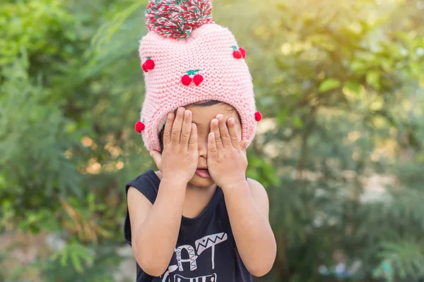 Mor çiçek alan güneş gün arasında duran küçük şirin Asyalı kız. Doğa ile zevk özgürlük.
