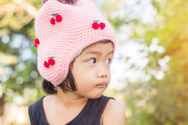 Mor çiçek alan güneş gün arasında duran küçük şirin Asyalı kız. Doğa ile zevk özgürlük.