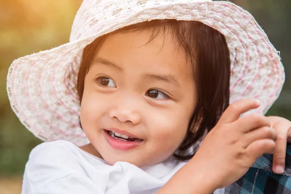 Küçük kız ağaç sulama pot ile sulama