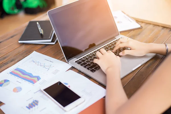 İş ekibi ofiste otururken dizüstü bilgisayarda çalışıyor. İş adamları.