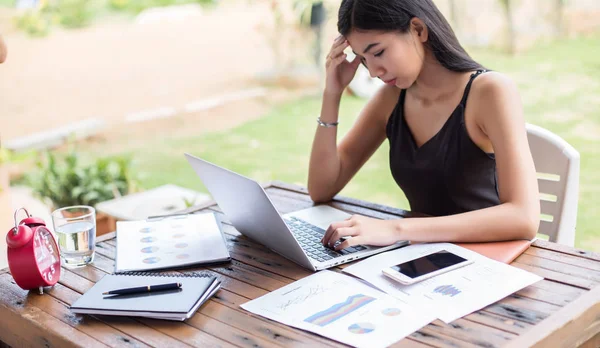 İş ekibi ofiste otururken dizüstü bilgisayarda çalışıyor. İş adamları.