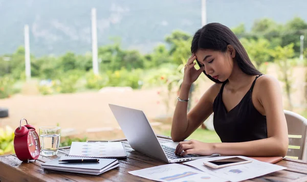 İş ekibi ofiste otururken dizüstü bilgisayarda çalışıyor. İş adamları.
