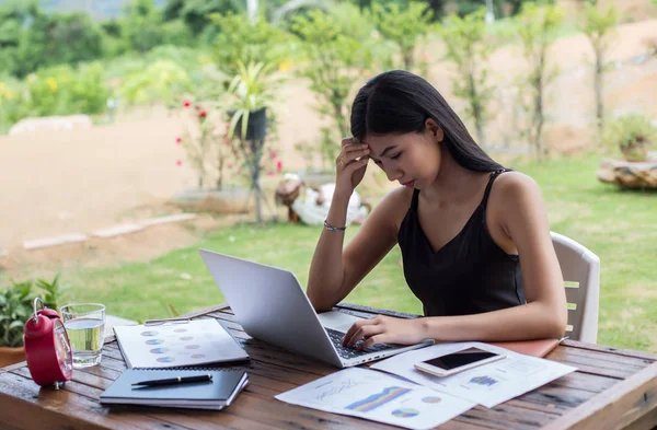 İş ekibi ofiste otururken dizüstü bilgisayarda çalışıyor. İş adamları.