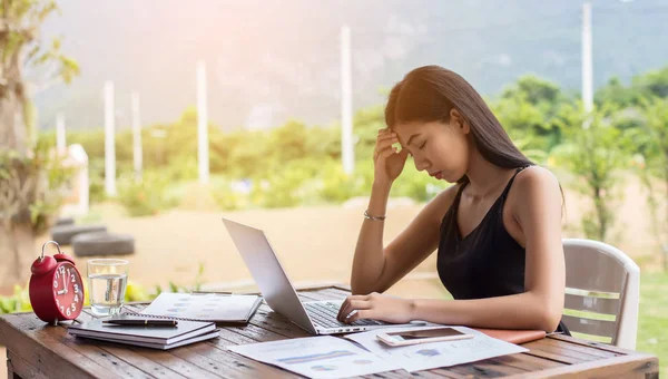 İş ekibi ofiste otururken dizüstü bilgisayarda çalışıyor. İş adamları.