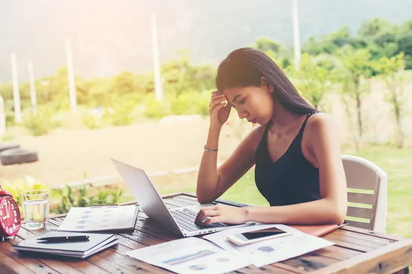 İş ekibi ofiste otururken dizüstü bilgisayarda çalışıyor. İş adamları.