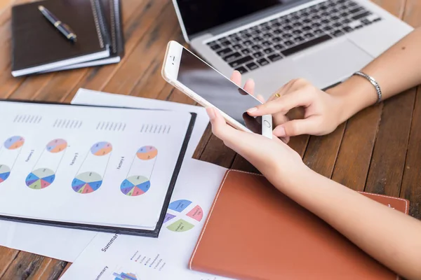 İş ekibi ofiste otururken dizüstü bilgisayarda çalışıyor. İş adamları.