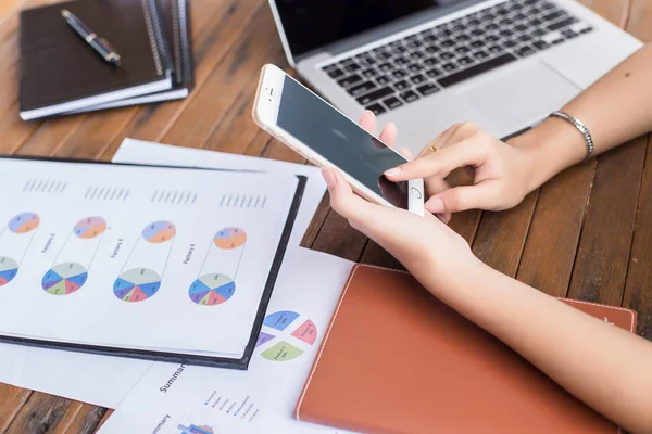 İş ekibi ofiste otururken dizüstü bilgisayarda çalışıyor. İş adamları.