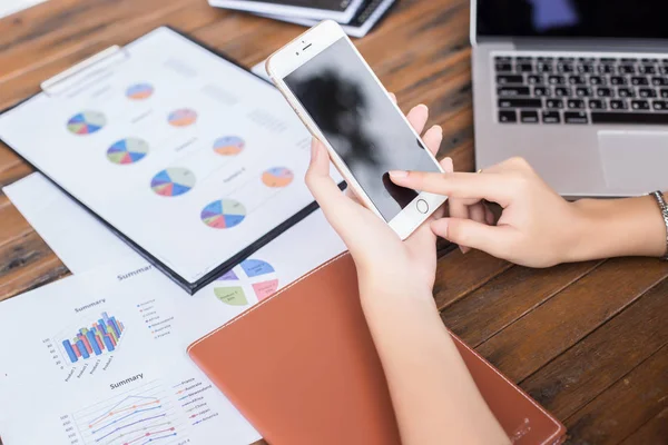 İş ekibi ofiste otururken dizüstü bilgisayarda çalışıyor. İş adamları.