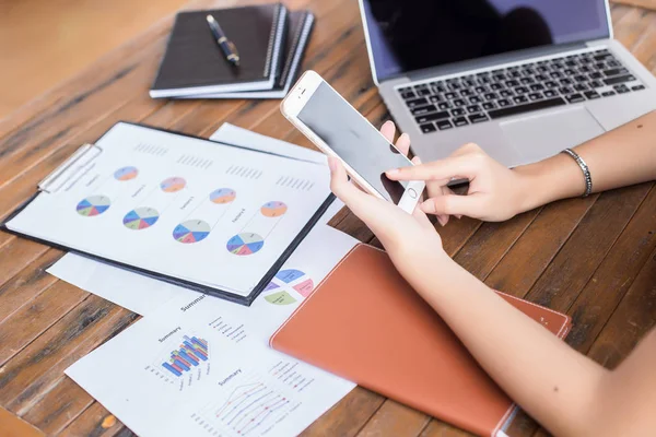 İş ekibi ofiste otururken dizüstü bilgisayarda çalışıyor. İş adamları.