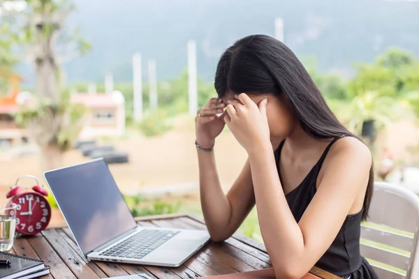 İş ekibi ofiste otururken dizüstü bilgisayarda çalışıyor. İş adamları.