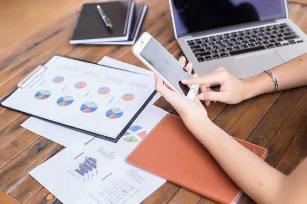 İş ekibi ofiste otururken dizüstü bilgisayarda çalışıyor. İş adamları.