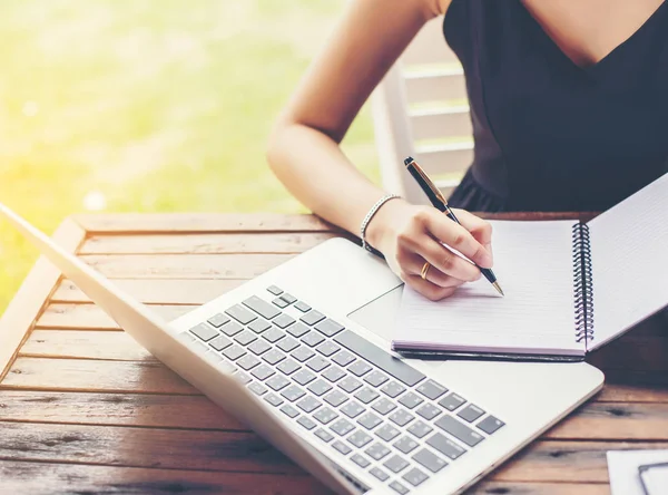 İş ekibi ofiste otururken dizüstü bilgisayarda çalışıyor. İş adamları.