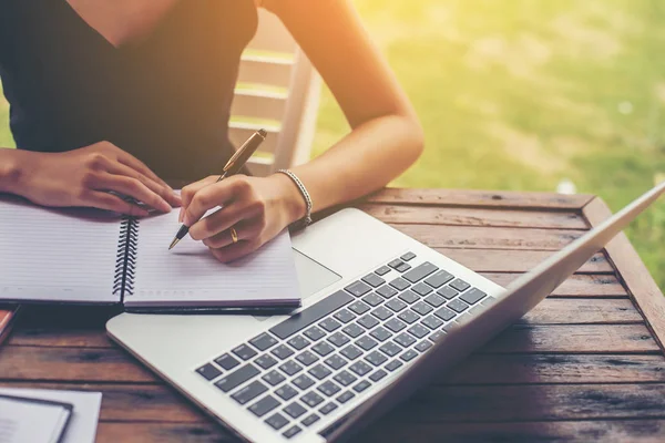 Business Team Som Arbetar Bärbar Dator Medan Sitter Kontoret Affärsmän — Stockfoto