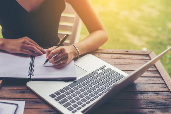 Obchodní Tým Pracuje Notebooku Zatímco Sedí Kanceláři Podnikatelé — Stock fotografie